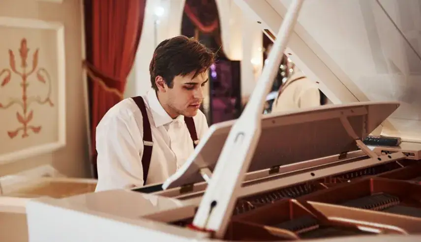 młody mężczyzna grający na fortepianie