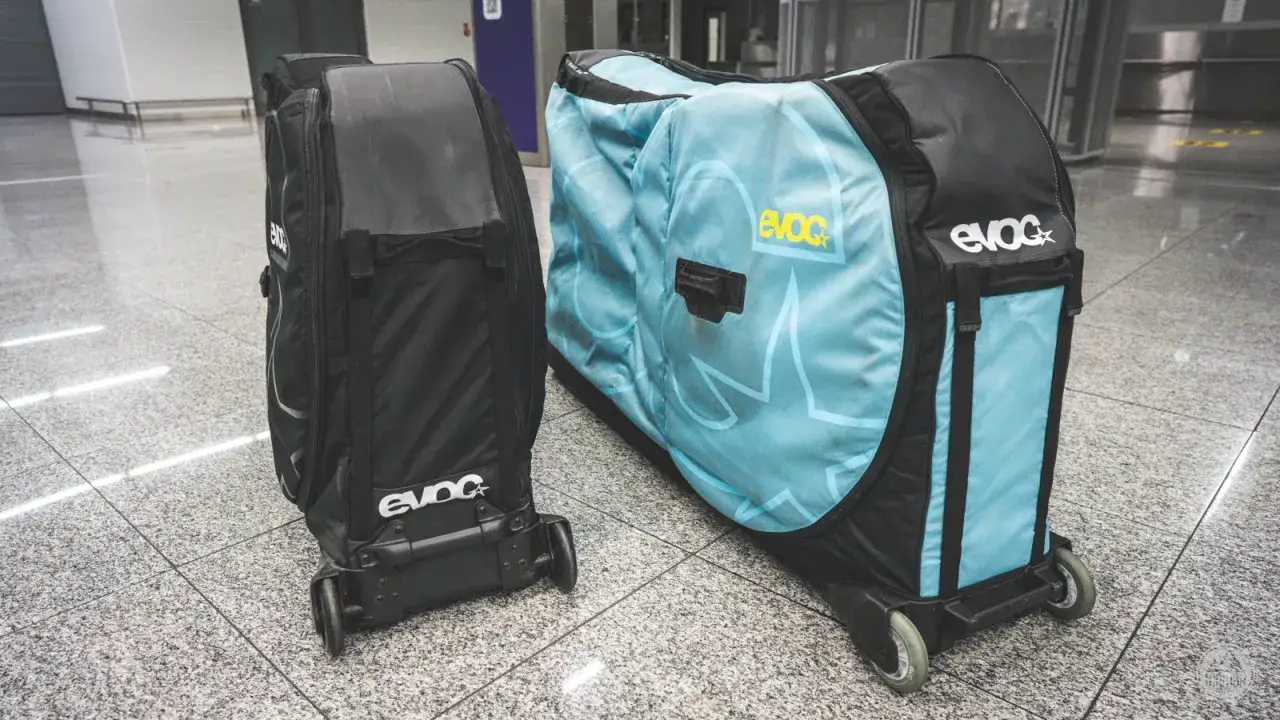 Dwie torby na rower, gotowe na przew&oacute;z roweru samolotem. Jedna czarna, druga turkusowa z motywem gwiazd.