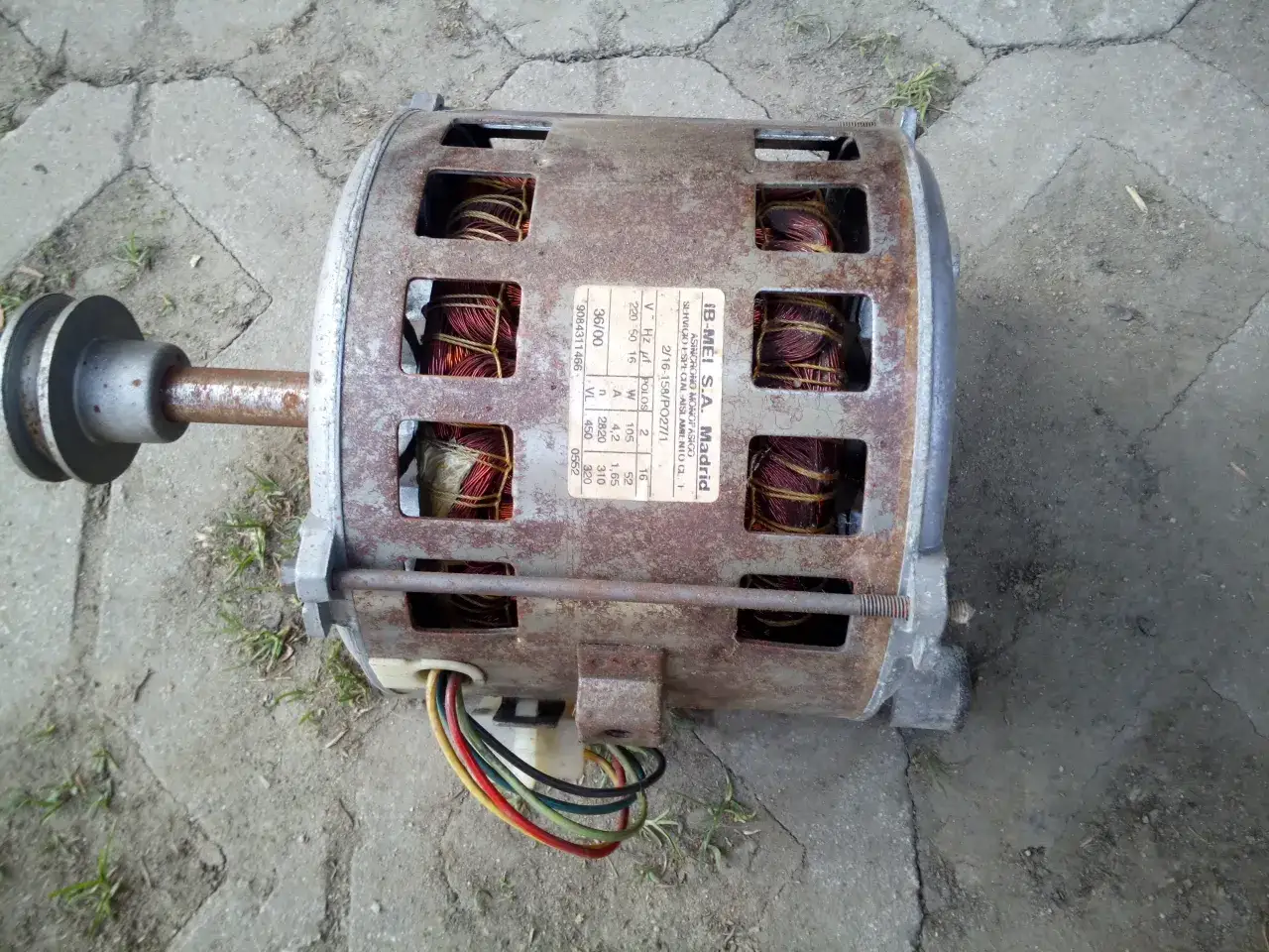 Stary silnik elektryczny, który można przerobić, by dowiedzieć się, jak zrobić prądnicę. Widoczne uzwojenia i tabliczka znamionowa.