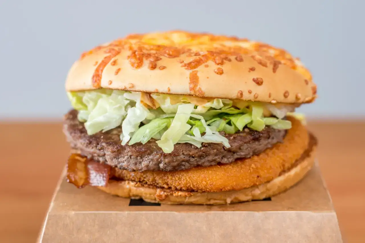 Pyszny burger drwala z chrupiącą panierką i soczystym mięsem. Idealny na szybki posiłek.
