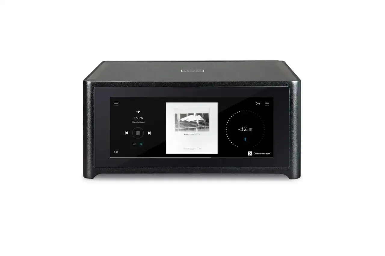 Elegancki odtwarzacz audio nad m10 v2 z ekranem dotykowym, wyświetlający okładkę albumu i poziom głośności -32 dB.