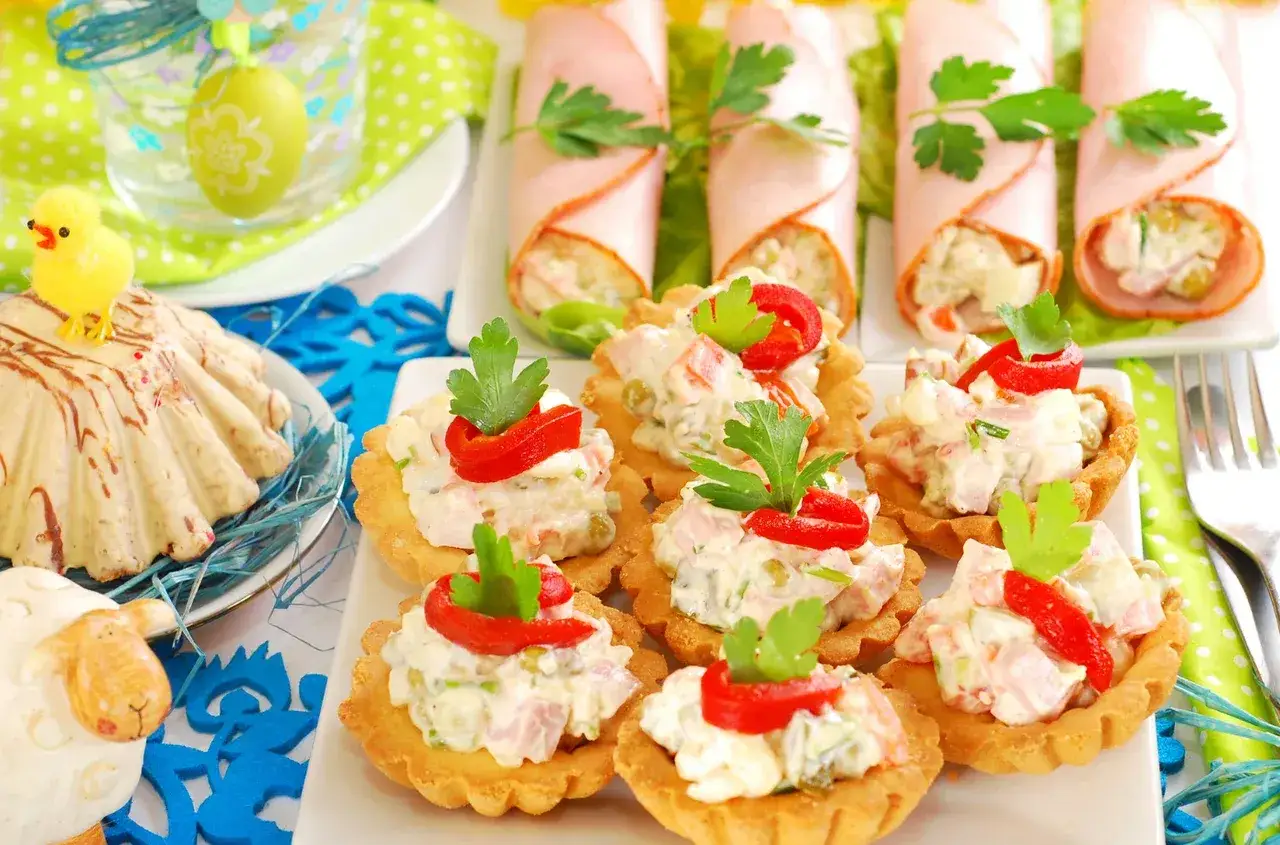 Jak podać sałatkę jarzynową? Mini tartaletki z sałatką jarzynową, zawijane wędliny i wielkanocne dekoracje.