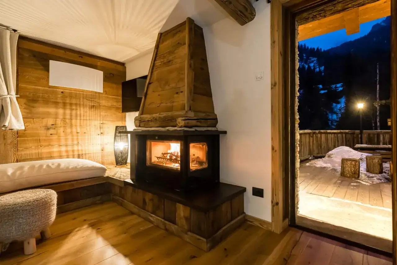 Interni baita montagna camino