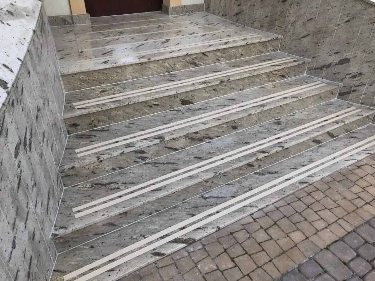 Rodzaje kamienia na schody: granit, marmur, piaskowiec, konglomerat