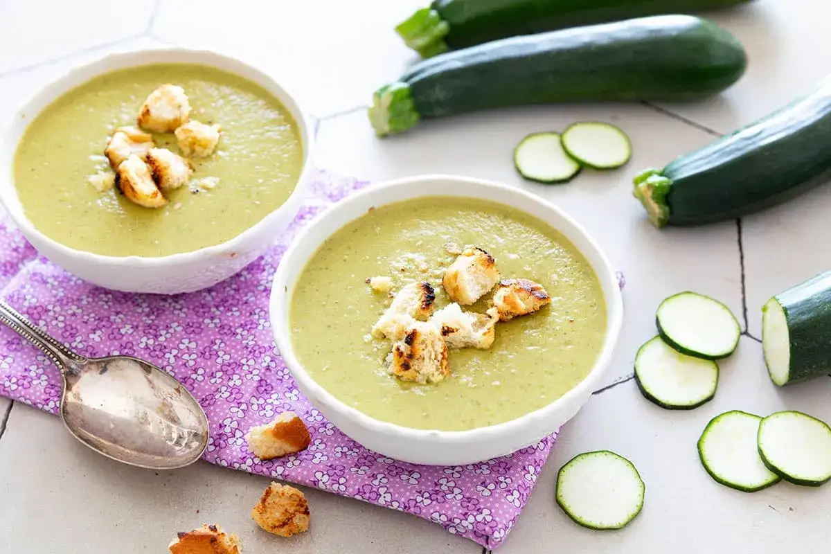 Soupe de courgette sans pomme de terre velout&eacute;e