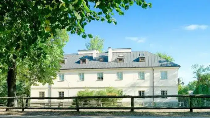 Muzeum Łowiectwa i Jeździectwa Łazienki Kr&oacute;lewskie widok z zewnątrz