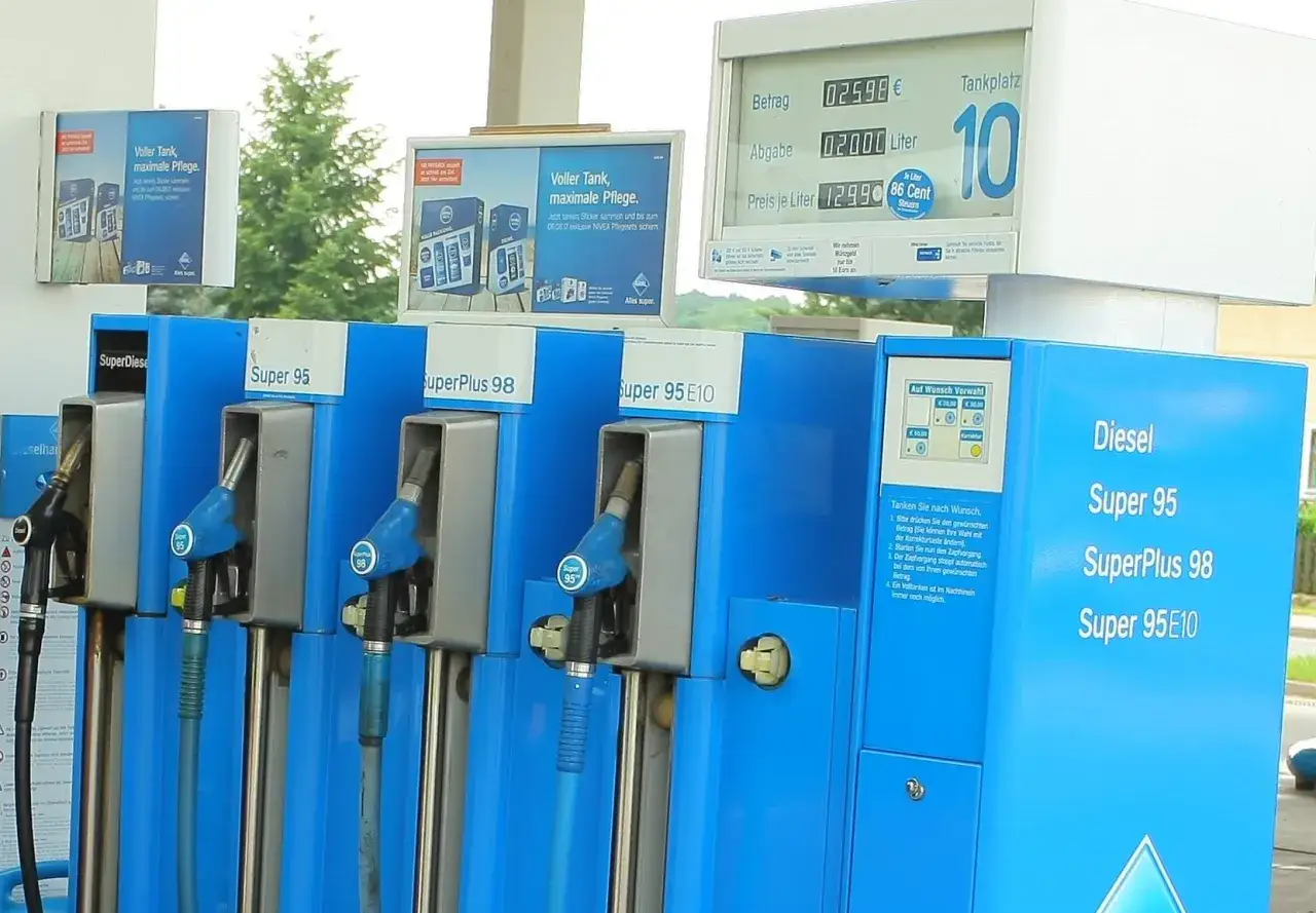 Stacja paliw z dystrybutorami: Diesel, Super 95, SuperPlus 98, Super 95 E10. Zastanawiasz się, jaka benzyna do samochodu po nowym roku? Wybierz odpowiednią!