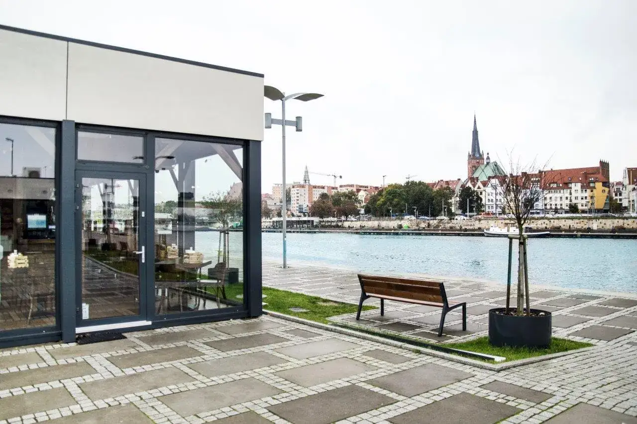 Nowoczesny lokal nad wodą, idealne miejsce, gdzie zjeść w Szczecinie. Widok na miasto i rzekę.