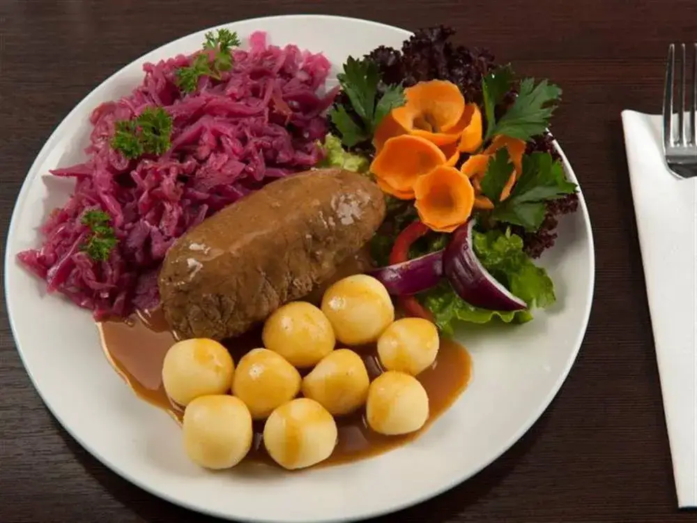 Tradycyjna śląska rolada z kluskami i modrą kapustą