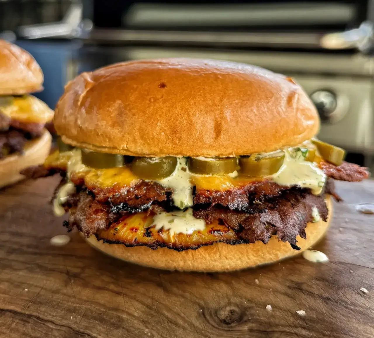 burger z grillowanym ananasem i jalapeno