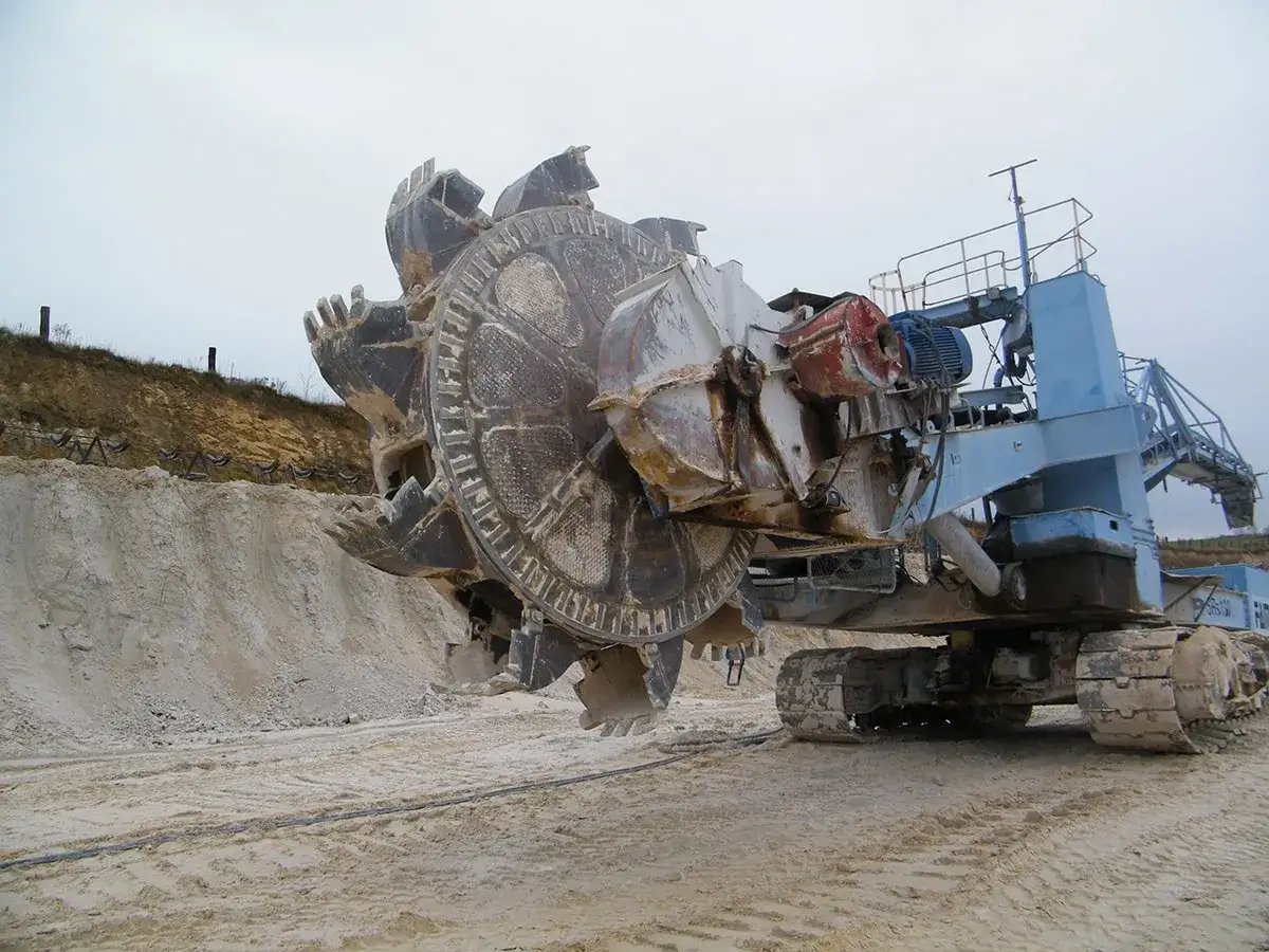 Ogromna koparka kołowa w kopalni odkrywkowej. Zastanawiasz się, ile kosztują uprawnienia na koparki?