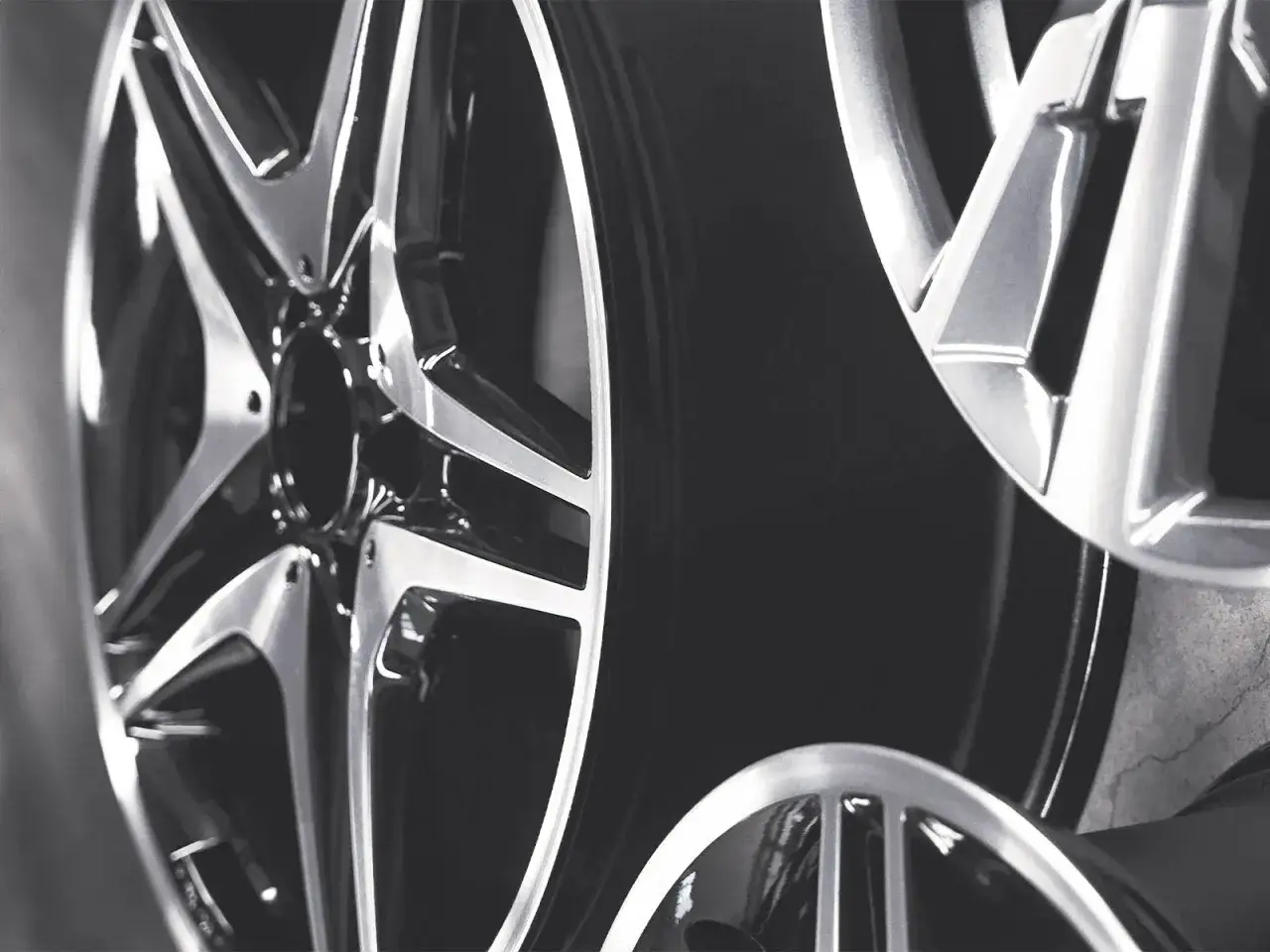 Nowe felgi błyszczą, czekając na montaż. Dowiedz się, jak dobrac rozmiar felgi do samochodu, by idealnie pasowały.