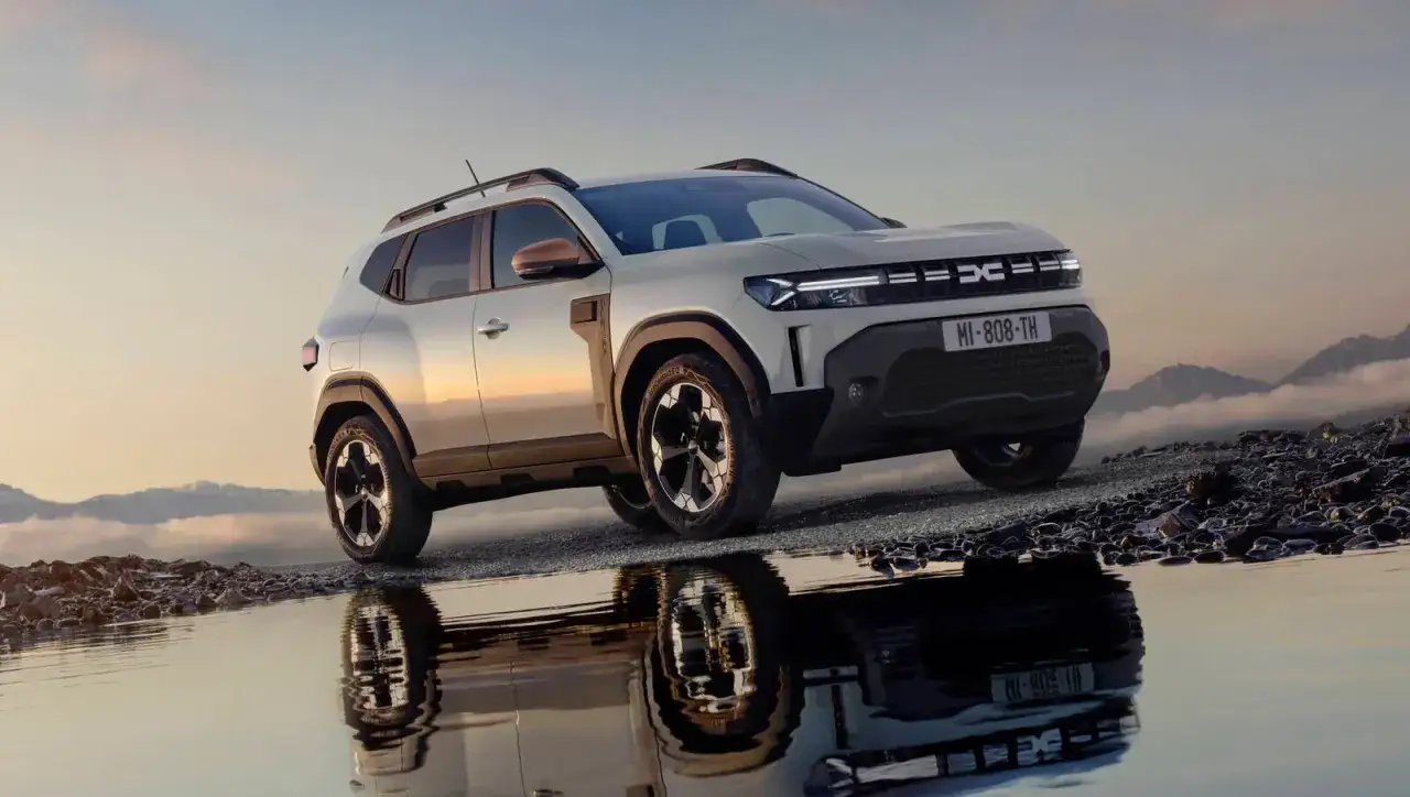 Nowy Dacia Bigster z nowoczesnymi silnikami, gotowy na przygodę na skalistym, podmokłym terenie.