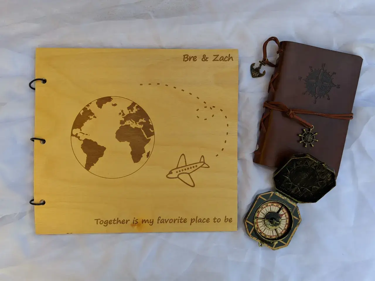 Osoba przeglądająca album podr&oacute;żniczy, zbliżenie na detale jakościowe