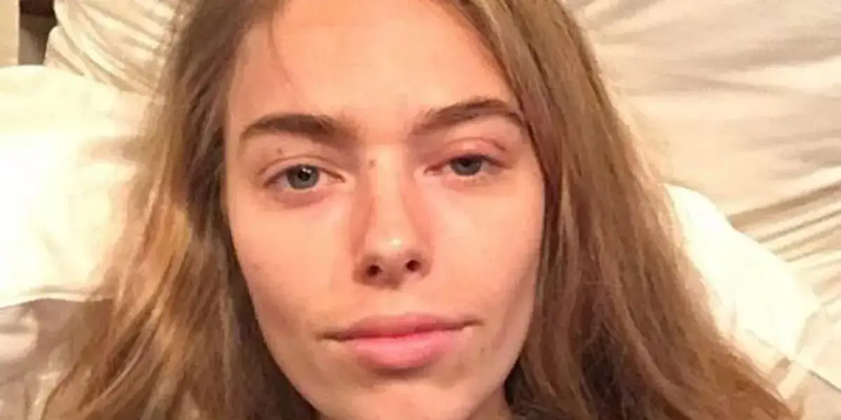 kobieta zasypiająca w makijażu, brudne pędzle do makijażu, nieprawidłowy demakijaż