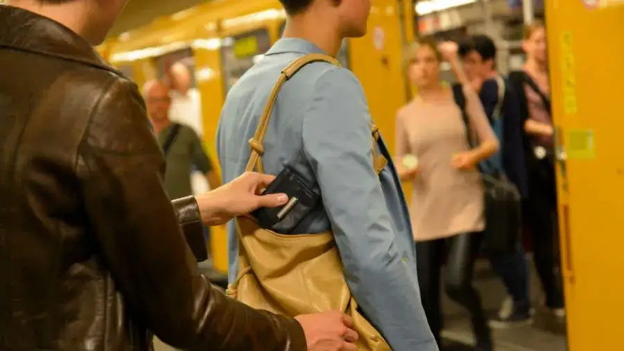 kieszonkowiec w tłumie