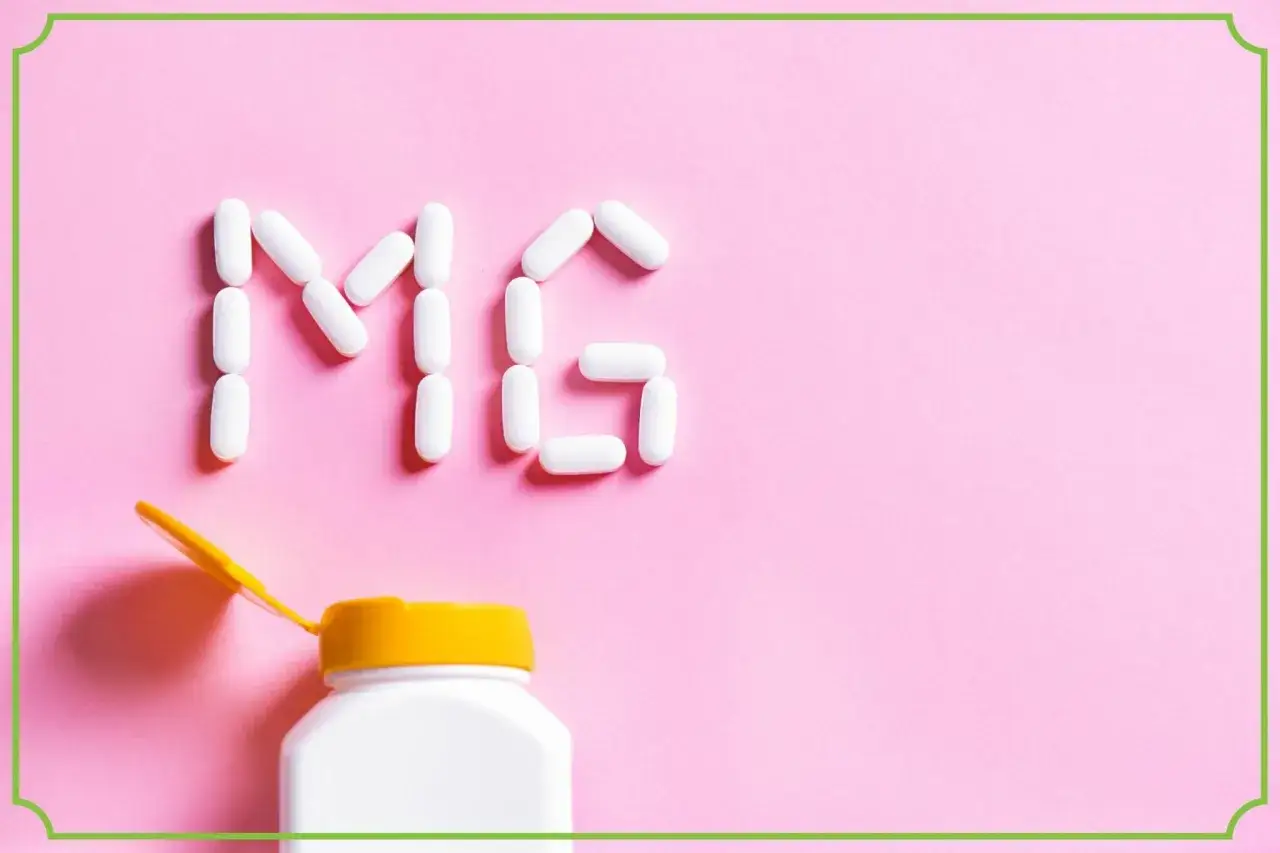 Białe tabletki ułożone w napis 