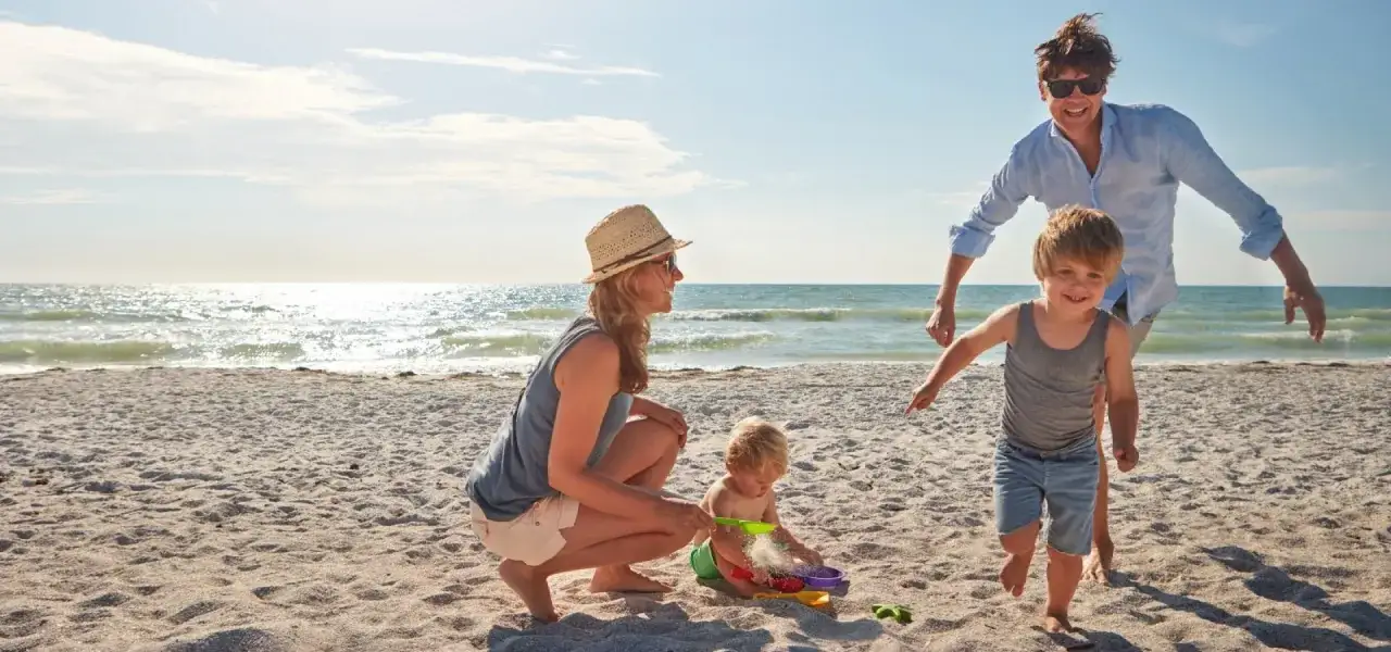 Rodzina cieszy się plażą, szukając najlepszych hoteli nad morzem z pełnym wyżywieniem. Słońce, piasek i zabawa dla dzieci.