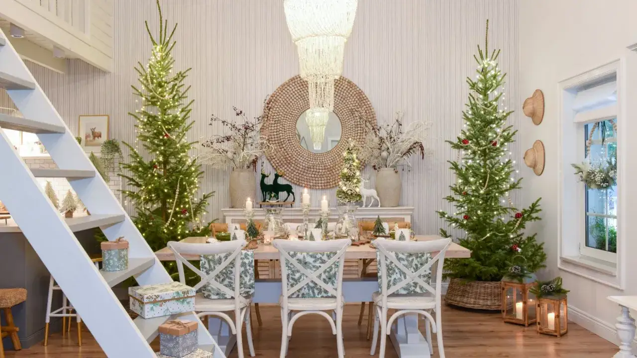 Świąteczna aranżacja jadalni: choinki, lampki, renifery i świece. Inspiracja, jak ozdobić mieszkanie na święta.