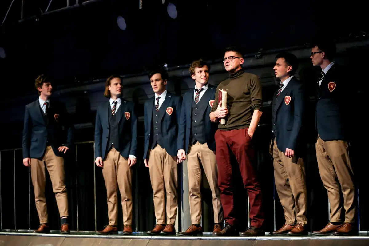 Aktorzy w strojach szkolnych na scenie, inspirowani 