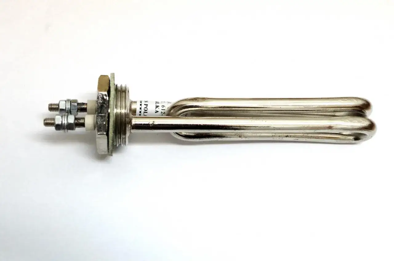 Grzałka bojlerowa z widocznymi śrubami i oznaczeniami. Pomoże Ci to zrozumieć, jak usunąć kamień z bojlera.