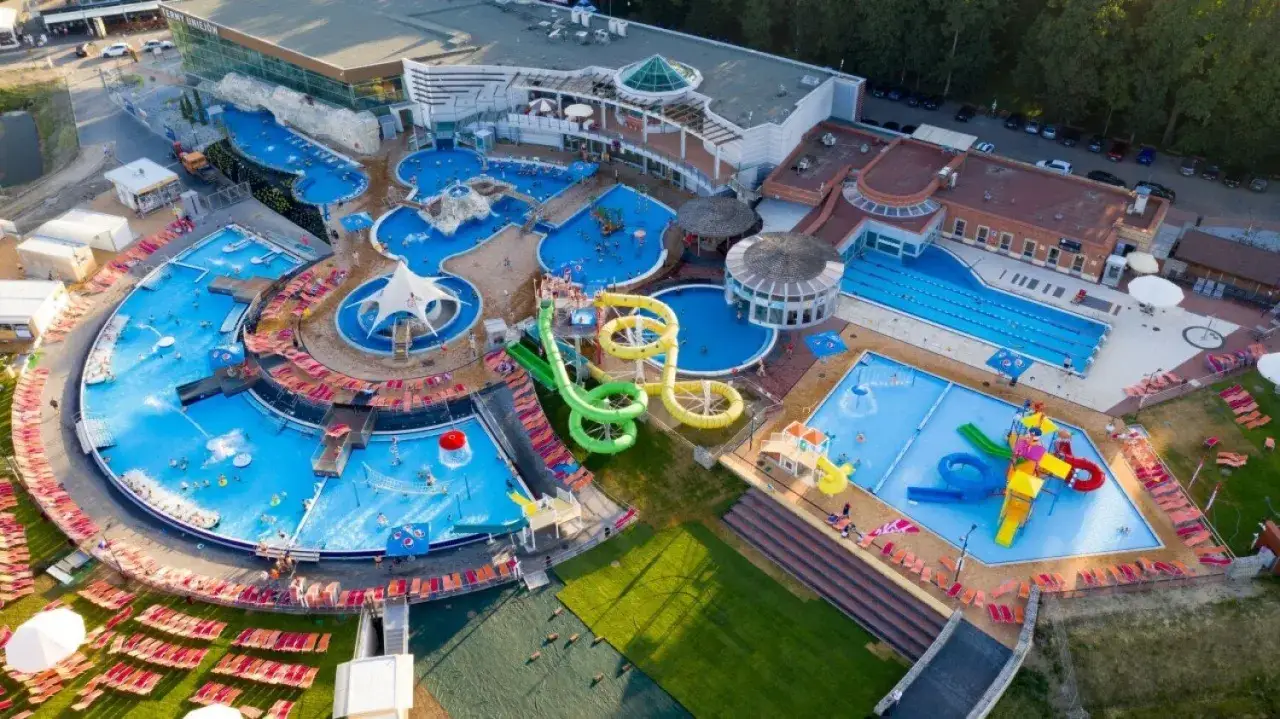 Gdzie są Termy Uniejów? To kompleks basenów, zjeżdżalni i stref relaksu, idealne miejsce na letni wypoczynek.