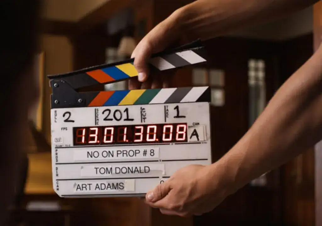 profesjonalny klaps filmowy na planie filmowym