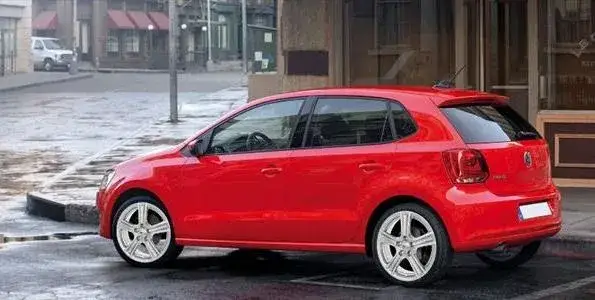 VW Polo z felgami stalowymi i aluminiowymi porównanie