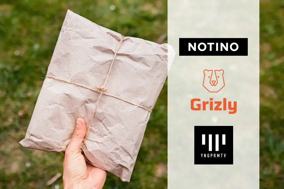 Dłoń trzyma paczkę owiniętą w brązowy papier, przewiązaną sznurkiem. To przykład opakowań ekologicznych. Obok logo Notino, Grizly i Yngprmtv.