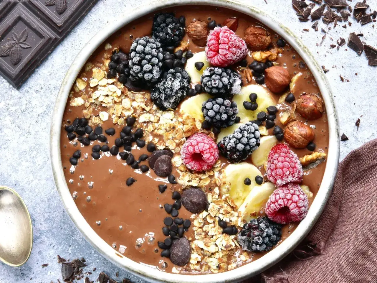 Czekoladowa owsianka z malinami, jeżynami, bananem i orzechami. Idealny przepis na zdrowa owsianke.