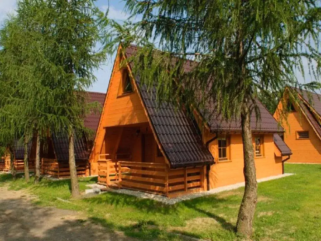 Zamek Czocha domki nad jeziorem
