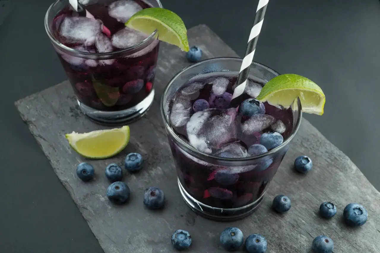 Kolorowy drink przepis: orzeźwiający napój z jagodami, lodem i limonką. Idealny na lato!