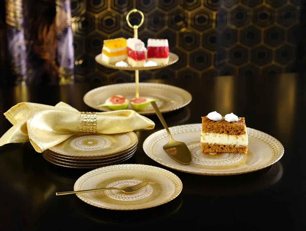 r&oacute;żne rodzaje ciast talerz