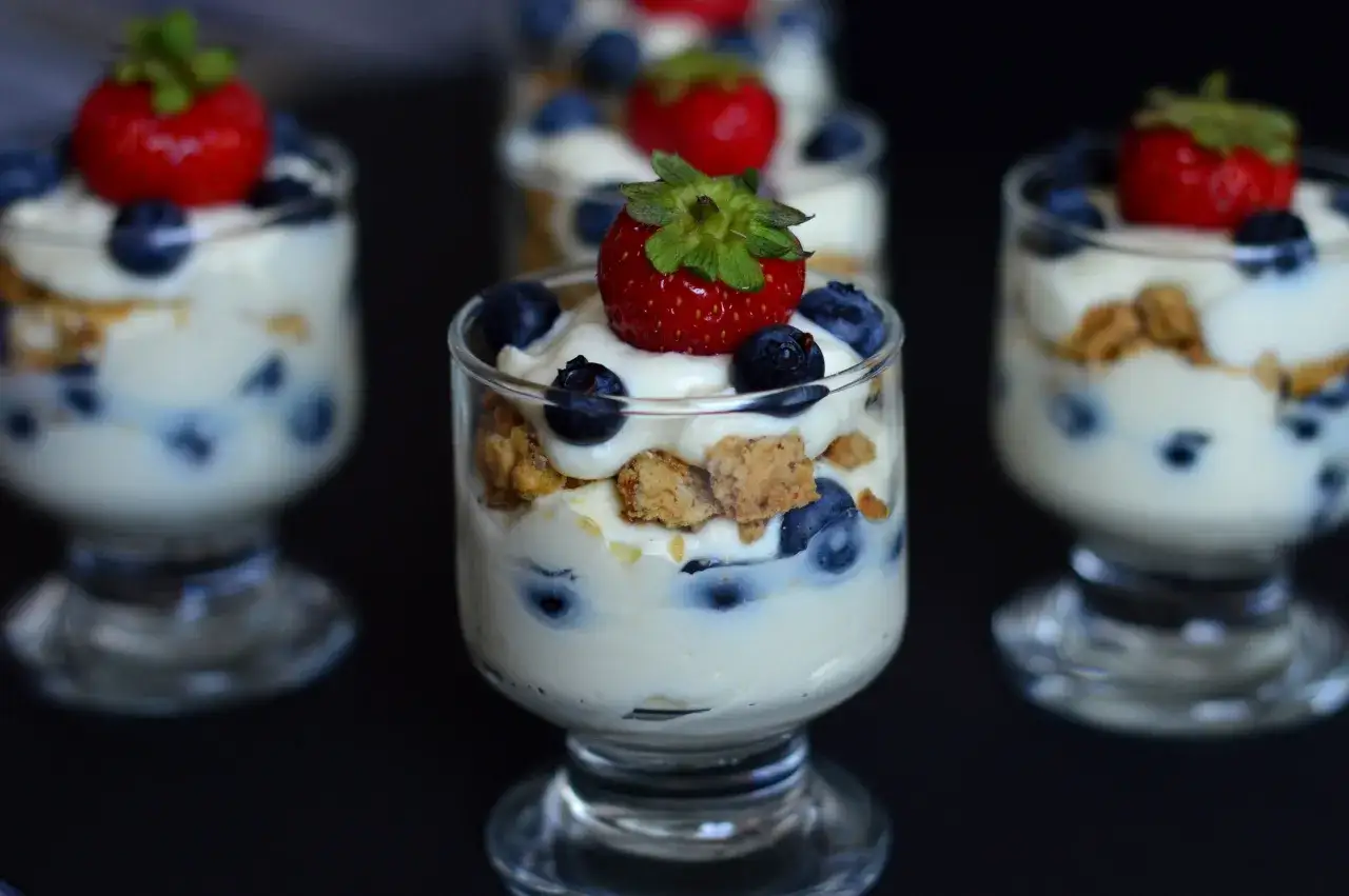 Pyszny deser z mascarpone, jagodami i truskawką. Idealny przepis na lekki i owocowy deser.