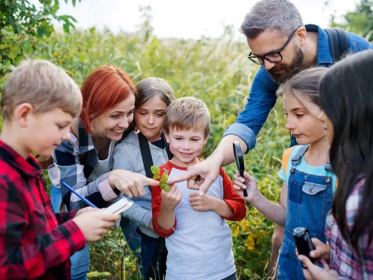 Dzieci z dorosłymi odkrywają przyrodę, ucząc się, kto może uczyć przyrody.