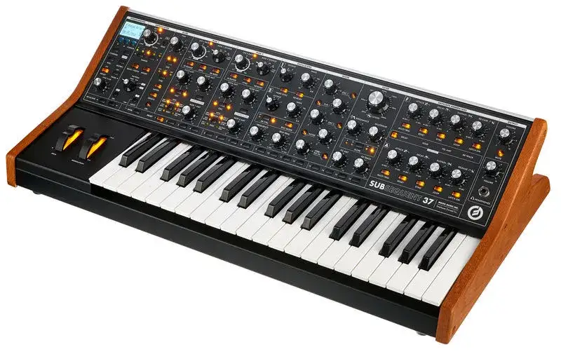 ikoniczne syntezatory muzyki elektronicznej Moog Roland