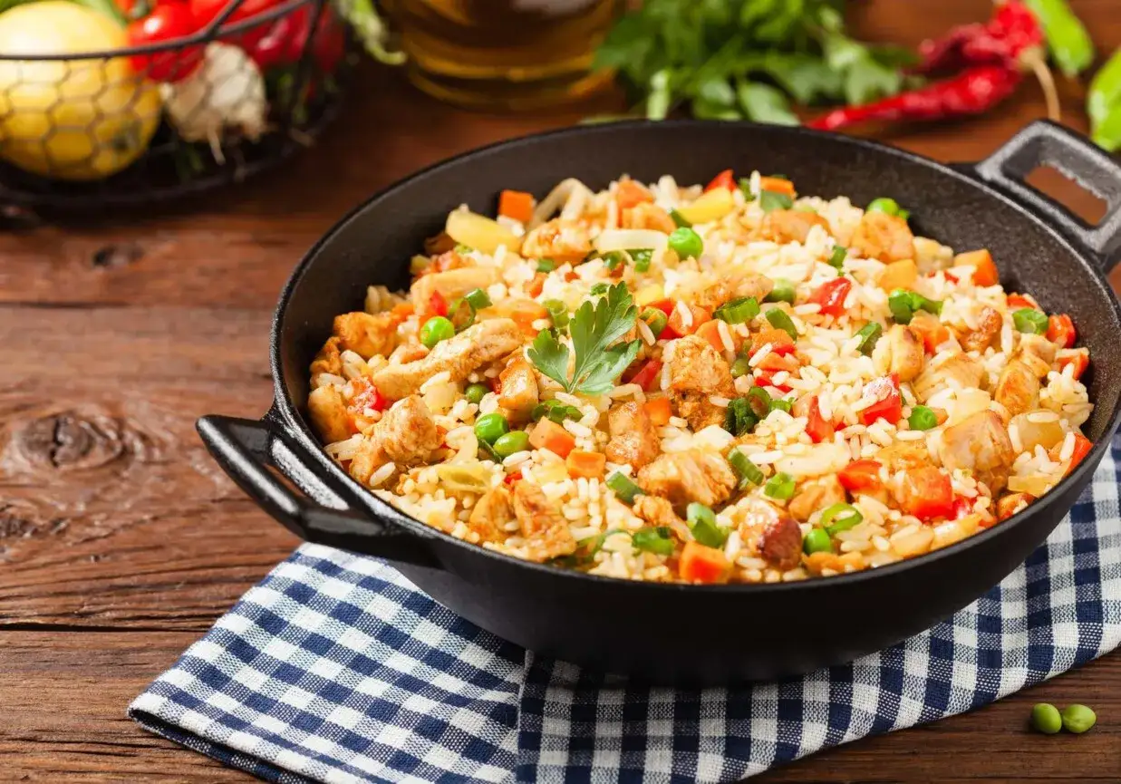 Osoba jedząca ryż smażony pałeczkami