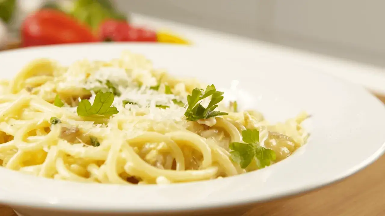 Pyszne spaghetti carbonara, bogate w smak i kremowy sos. Idealne danie, gdy zastanawiasz się nad spaghetti carbonara kcal.