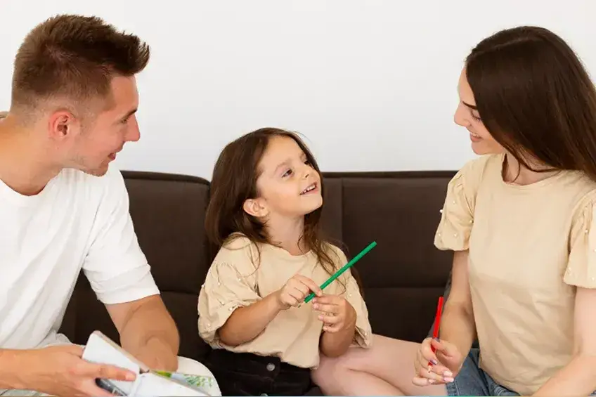 Rodzic rozmawiający z dzieckiem o nauce, wspierająca komunikacja