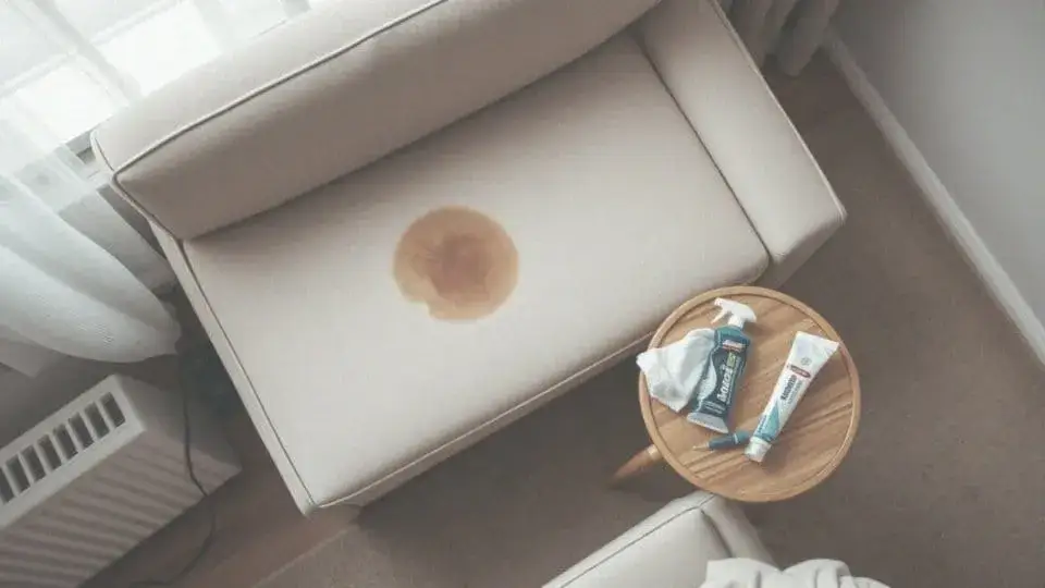 Zdjęcie Jak usunąć plamy z długopisu z kanapy - skuteczne metody i porady