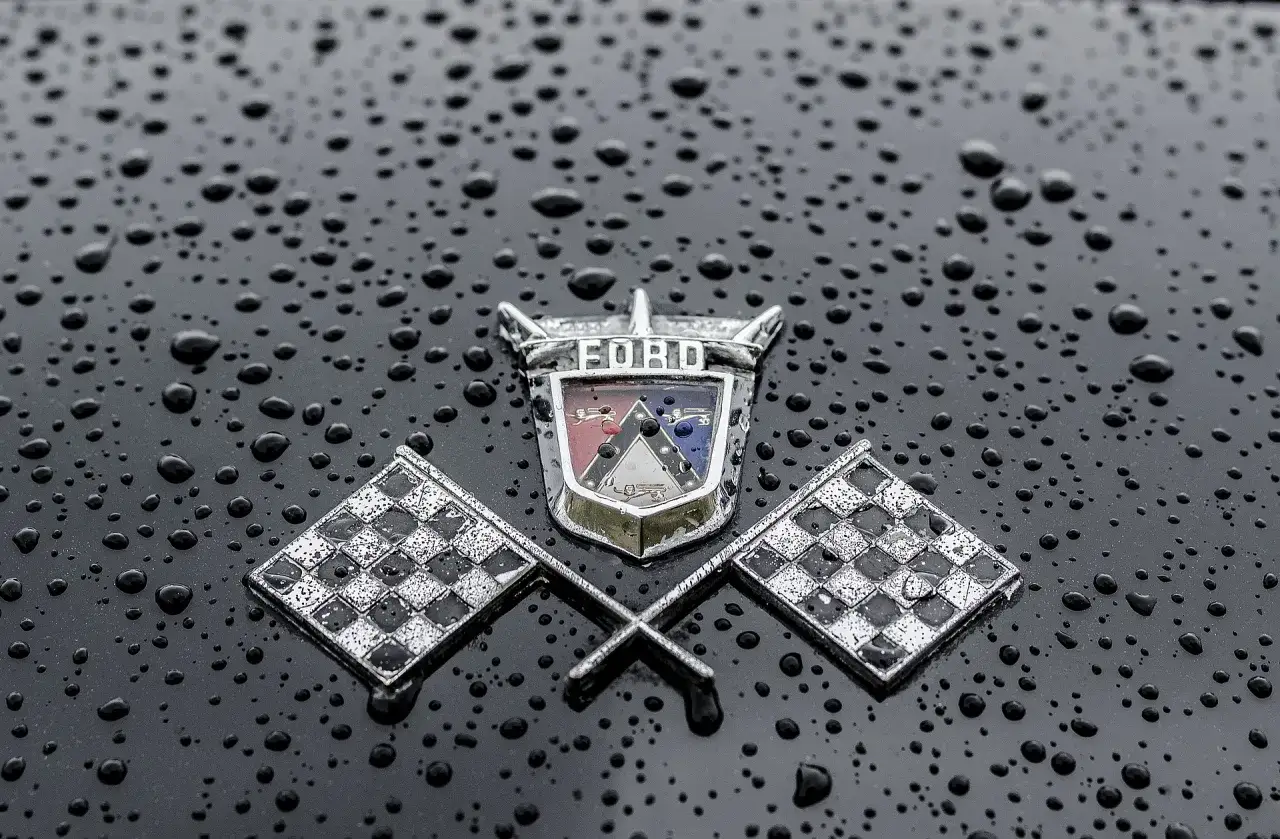 Zdjęcie Jak skutecznie przykleić emblemat do karoserii bez problemów