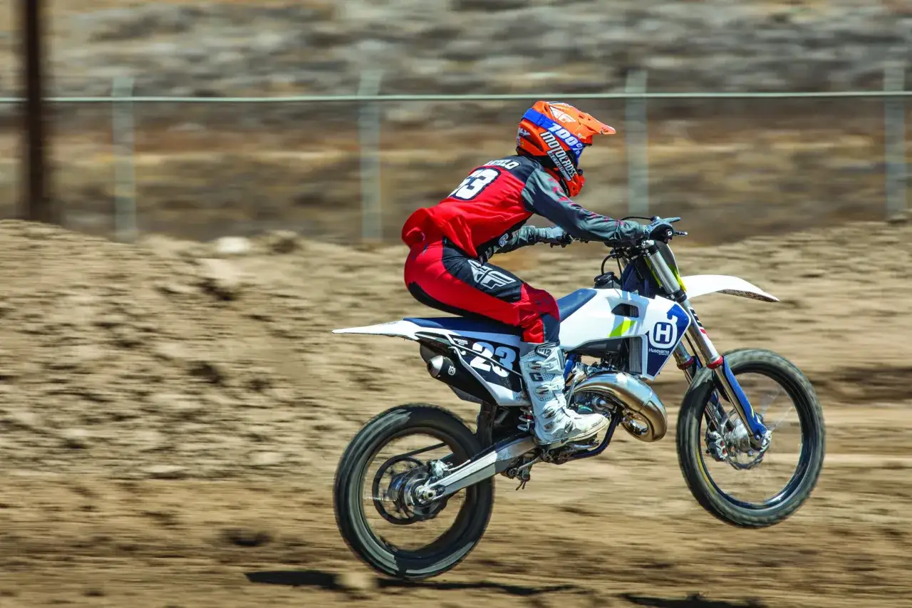 Motocrossowiec na Husqvarna TC 125 w akcji. Ten model, choć lekki, potrafi zaskoczyć mocą, a jego husqvarna tc 125 ile koni to tajemnica sukcesu.