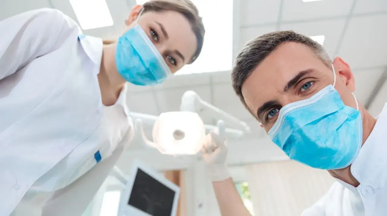 dentysta własny gabinet vs praca w klinice