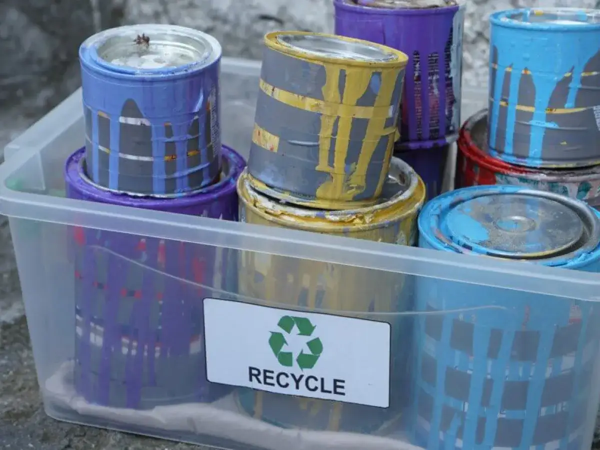 pusta puszka po farbie do recyklingu
