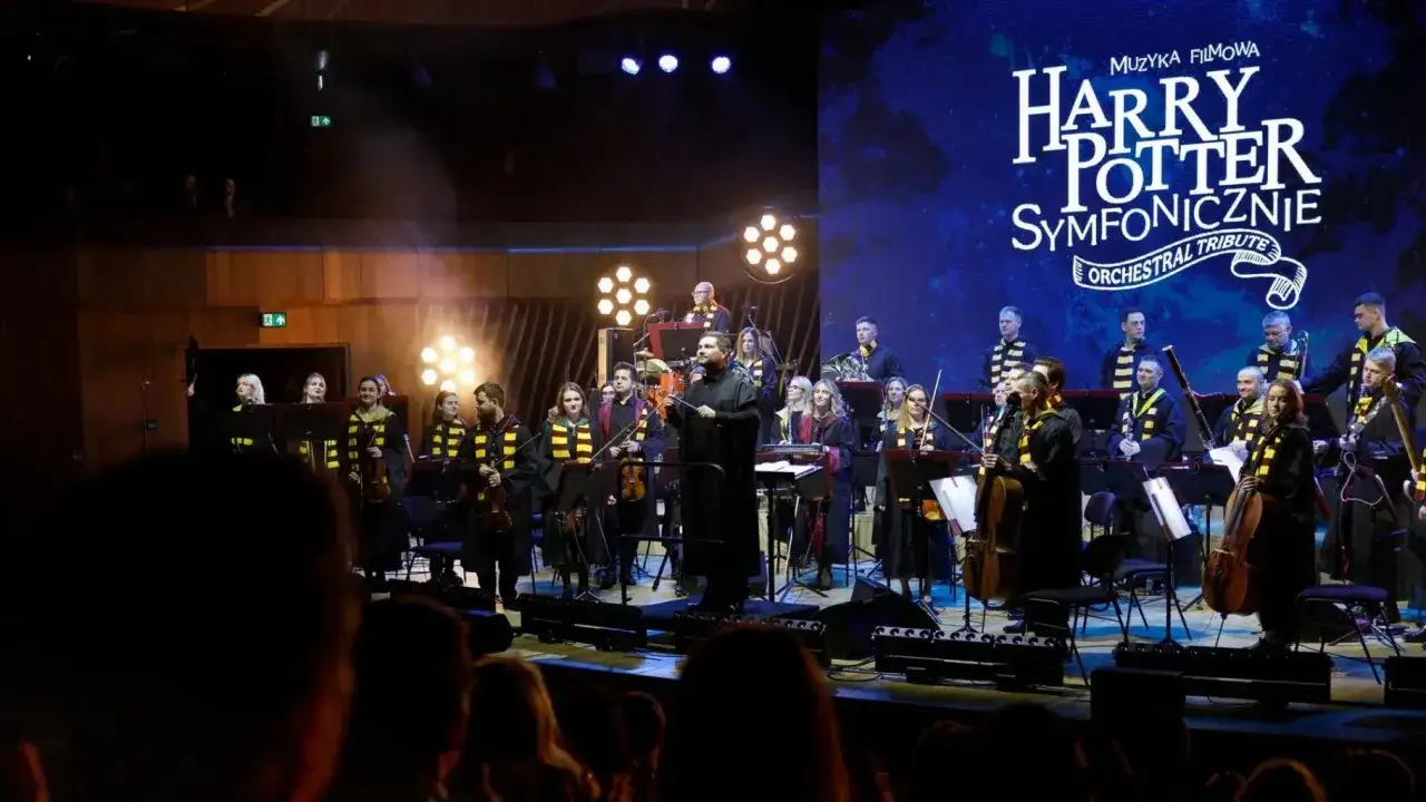 Orkiestra symfoniczna wykonuje muzykę z filmu Harry Potter. Koncert trwa ok. 2 godzin.