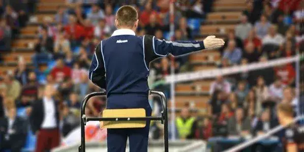 sędzia siatk&oacute;wki gwizdek mecz