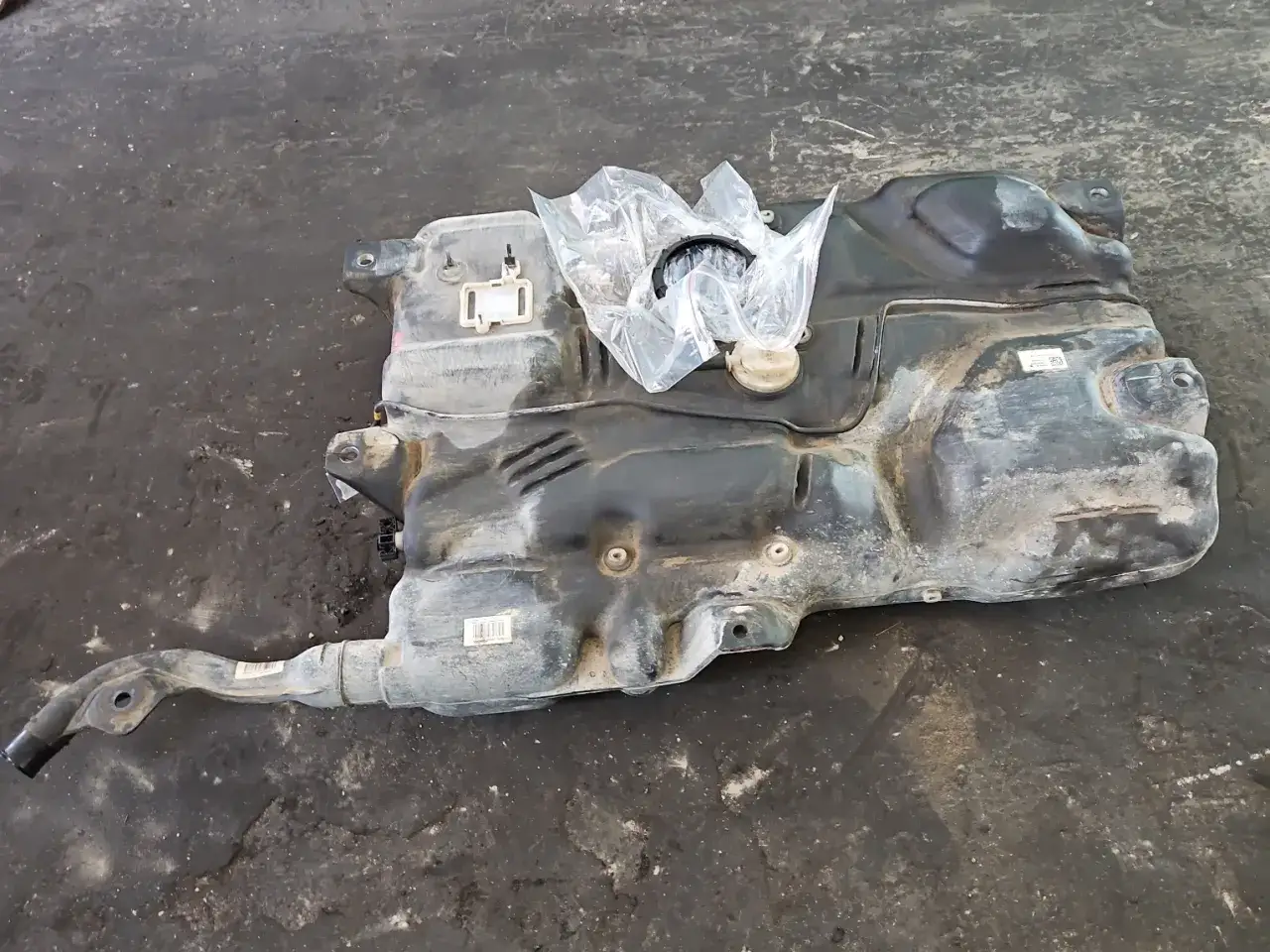 Zbiornik paliwa do Renault Trafic 2.0, gotowy do montażu.