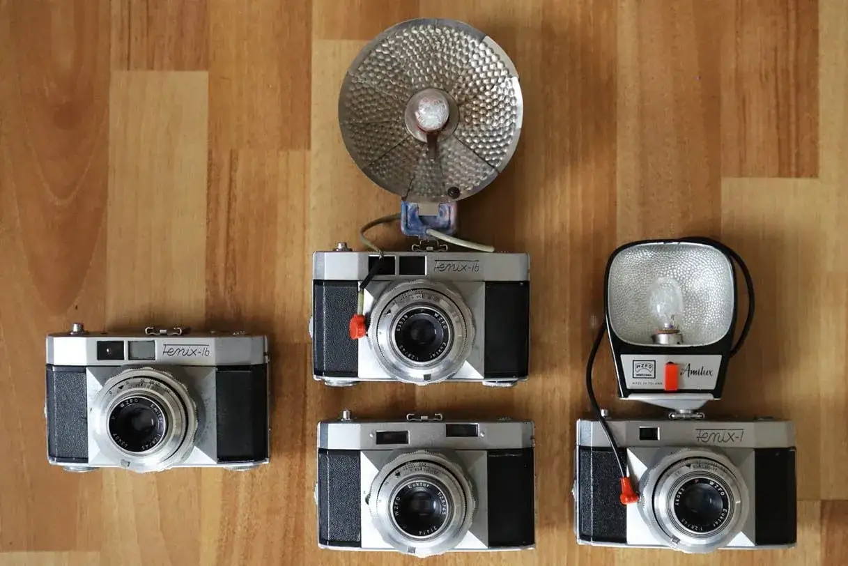 Kolekcja polski aparat fotograficzny sprzed lat: Fenix-16 i Fenix-1 z lampami błyskowymi.