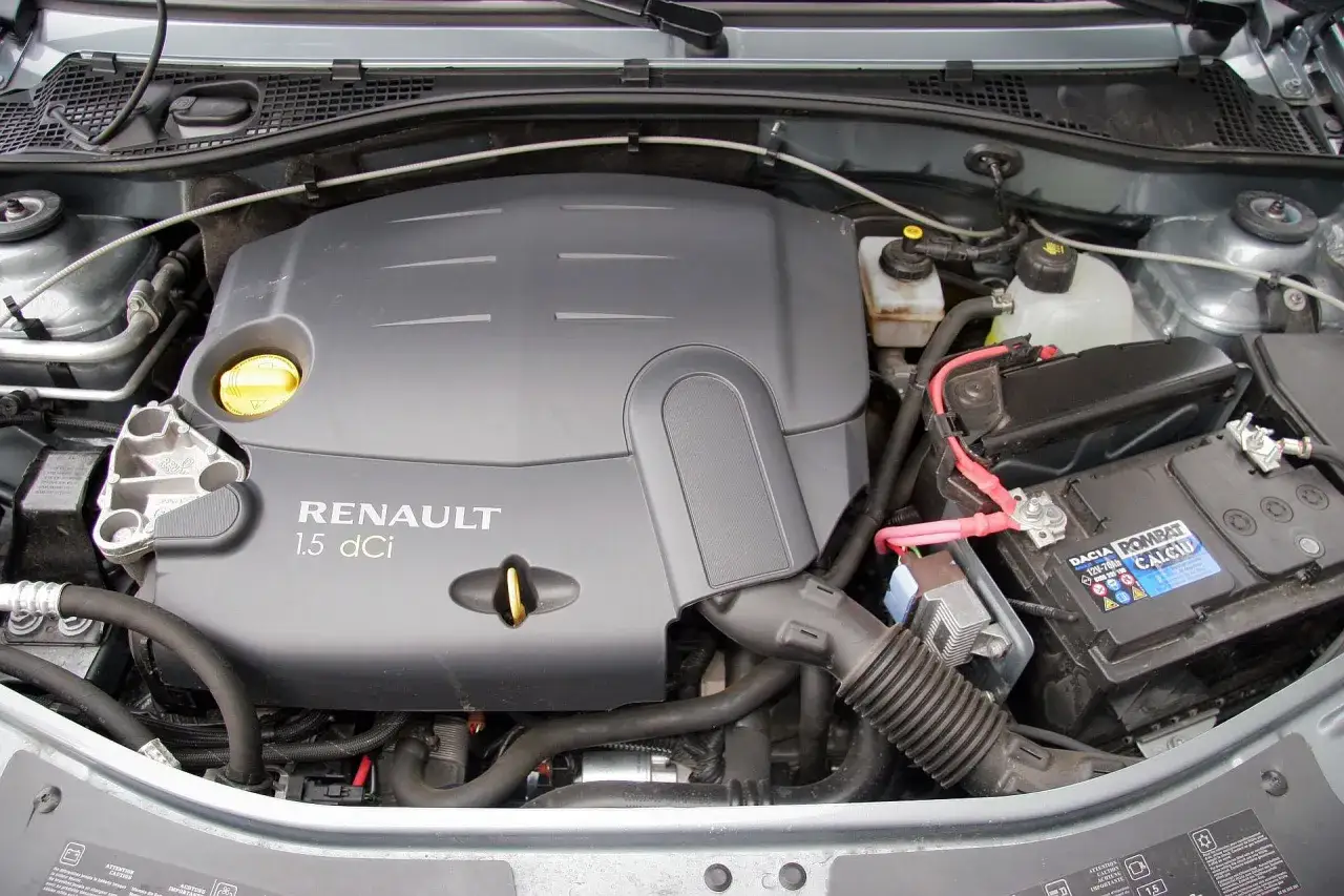 Silnik 1.5 dCi w Dacia Logan Van. Widać akumulator z oznaczeniem Dacia.