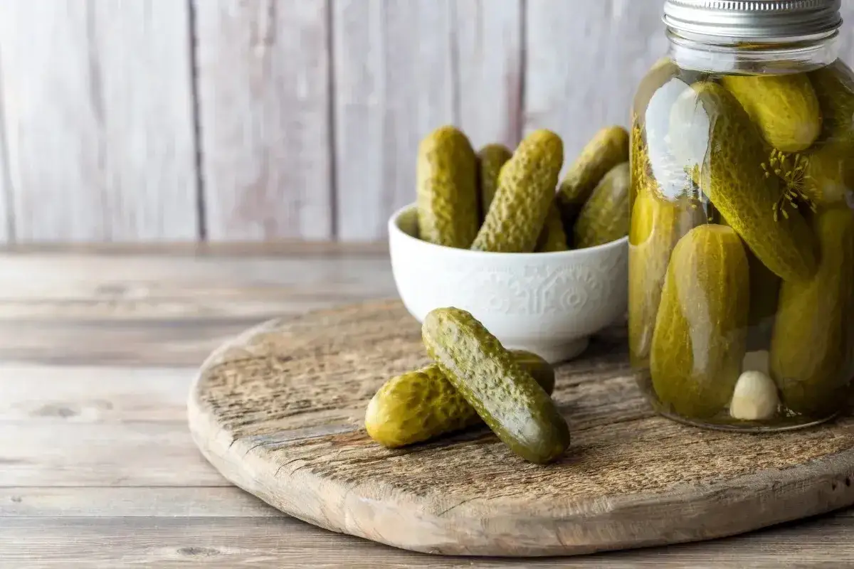 Zdjęcie Jaka wodą do ogórków kiszonych, aby uzyskać idealny smak i fermentację?